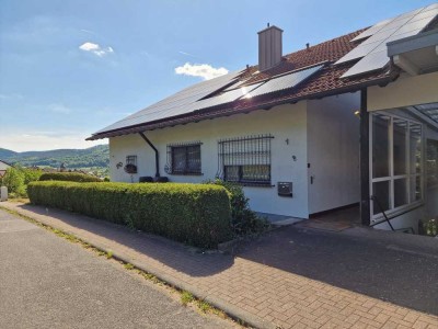 Einfamilienhaus mit Einliegerwohnung im Untergeschoss und Doppelgarage