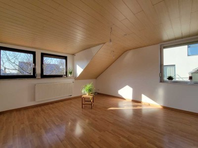 Gemütliche 3-Zimmer-Dachgeschosswohnung mit sonniger Terrasse in Wolfschlugen