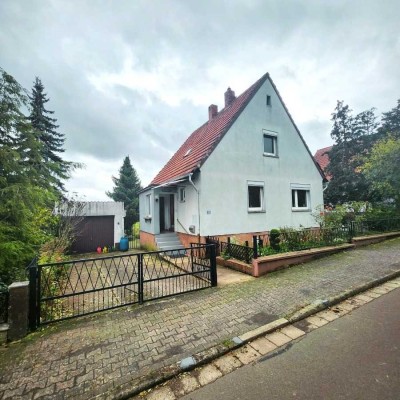 Einfamilienhaus mit Weitblick, neuem Heizsystem und schönem Gartenbereich – ideal zum Neugestalten