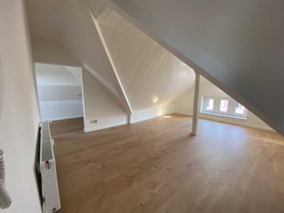 kleine DG-Wohnung mit vielen Schrägen mit Blick auf das St. Elisabeth Krankenhaus