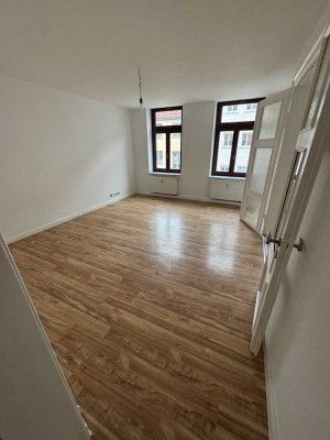 Helle 3-Raum-Wohnung mit Wannenbad, Laminat, Wohnküche, Pkw-Stellplatz möglich, WG-geeignet