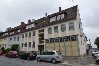 Schöne, 4 ZKB Wohnung mit Terrasse, incl Küche und Geräten, Hochparterre im Mehrfamilienhaus.