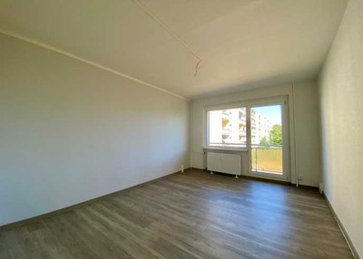 Erstbezug nach Sanierung: 2-Raum mit Balkon und Badewanne