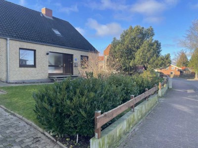 Vollständig renovierte ca 95 qm 3-Zimmer-EG-Wohnung mit Terrasse, Garage und Garten in Schönberg