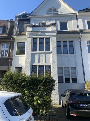 Freundliche und modernisierte 3-Raum-Wohnung mit Balkon und Einbauküche in Neuss