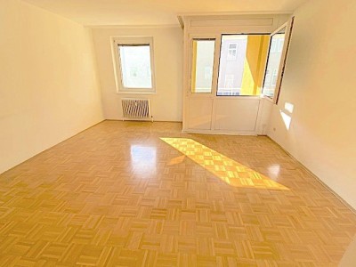 NEUER PREIS! PROVISIONSFREI VOM EIGENTÜMER! UNSANIERTE 3-ZIMMER WOHNUNG MIT LOGGIA BEIM COLOSSEUM21!