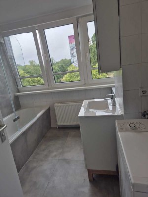 UNTERVERMIETUNG - 2-Zimmer-Dachgeschosswohnung mit geh. Innenausstattung mit Balkon und EBK
