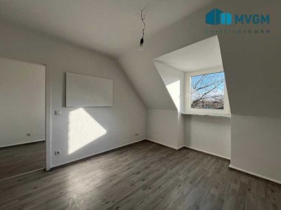 Frisch renovierte 2,5 Zimmer Wohnung im Dachgeschoss