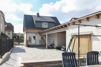 Sofort wohlfühlen: 6-Zi.-EFH mit Garten, Garage und 2 Carportstellplätzen in Großbreitenbach