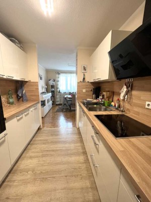 Lichtdurchflutete, schöne 3,5 Zi. Wohnung mit Süd-Balkon, Markise, mod. Einbauküche und Keller