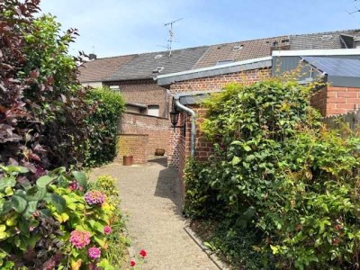 - Reihenmittelhaus mit Garten und 2 Garagen -