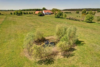 Der Hof  in den Wiesen