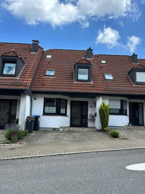 Reihenmittelhaus , hell , gepflegt , sehr gute Lage , Balkon , Terrasse , Garten, Stellplätze.