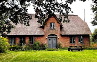 Friesischer Charme trifft modernes Wohnen – Reetdachhaus in Traumlage an der Nordsee