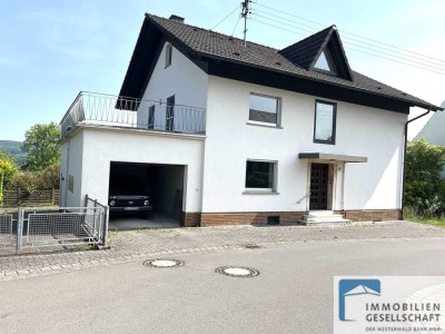 Geräumige Wohnimmobilie mit angrenzender Garage und kompaktem Wohngrundstück