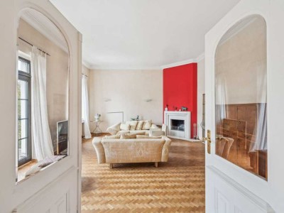 Ein Altbau-Juwel über den Dächern Düsseldorfs – mit Blick auf das bunte Leben