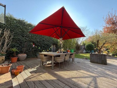 Wohnkomfort trifft Kapitalanlage – Solides, vollvermietetes Mehrfamilienhaus mit Garten und Pool