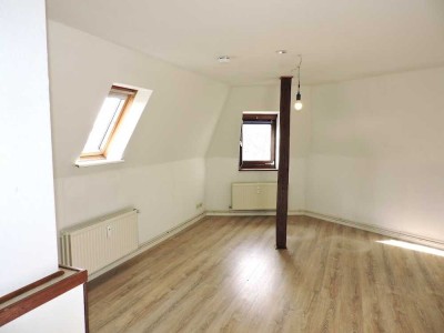 Gepflegte drei Zimmer Wohnung auch als WG frei!
