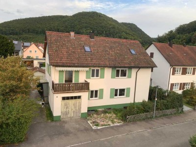 Frisch renovierte 2-Zimmer-Hochparterre-Wohnung mit Terrasse und direktem Zugang zum Garten