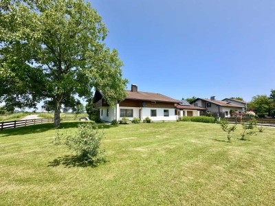 Vielseitiges Wohnhaus mit großem Grundstück in Halfing