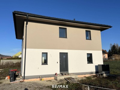 Modernes, neues Haus sucht neues Glück
