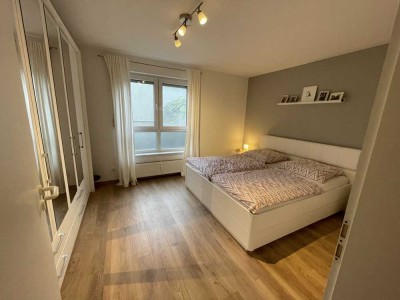 Gemütliche Zwei-Zimmer-Wohnung mit Einbauküche, Balkon und Stellplatz in FfM Niederrad ab 01.08.2025