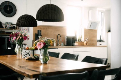 3-Zimmer-Maisonettewohnung im Penthouse-Stil mit zwei Balkonen, Außenstellplatz und Einbauküche