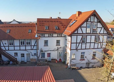 Vermietete 2-Zimmer-Altbauwohnung mit Einbauküche & Kaminofen in idyllischer Lage