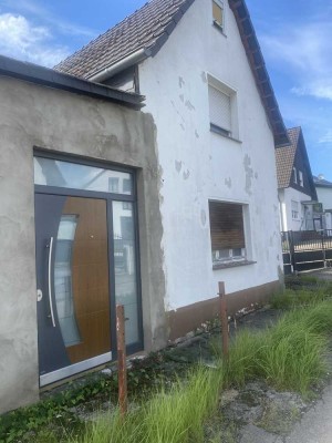 Handwerker aufgepasst! Entkerntes 6-Zimmer Haus plus Wohnung mit lebenslangem Wohnrecht