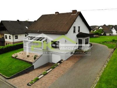 Saniertes Einfamilienhaus inkl. zwei Garagen und schönem Ausblick sucht neue Eigentümer
