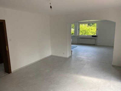 Sanierte 4-Raum-Wohnung mit Balkon und Einbauküche in Königswinter