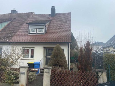 Renovierungsbedürftiges Reiheneckhaus mit Potenzial in ruhiger Sackgassenlage – Nürnberg/Eibach