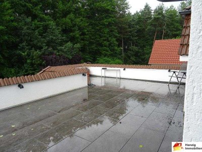 Ca. 45 m² Dachterrasse! Gepflegte Wohnung mit Einbauküche und Carport!
