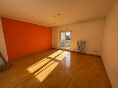 Bezugsfrei - Lichtdurchflutete, schöne 4 Zi.-Wohnung mit Süd-Balkon, sep. Küche und großem Keller