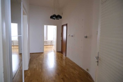 Helle 3-Zimmer Wohnung im 1. OG mit Altbau-Charme