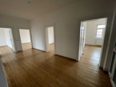 Freundliche helle 5-Zimmer Wohnung mit Balkon