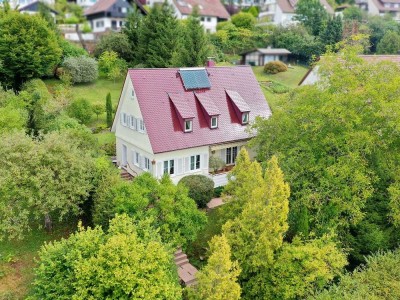 Stilvoll saniertes Stadthaus mit Altbaucharme und großem Garten
