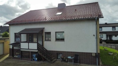 Freistehendes Zweifamilienhaus mit Garten, Terrasse, Freisitz und Doppelgarage in ruhiger Lage