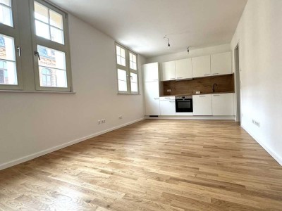 Helle 2-Raum-Dachgeschosswohnung mit moderner EBK, Abstellkammer und Duschbad