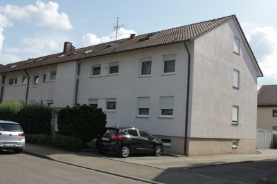 Ansprechende teilmöblierte 1-Zimmer-Wohnung mit Schlafgalerie, Einbauküche und Balkon zu vermieten.