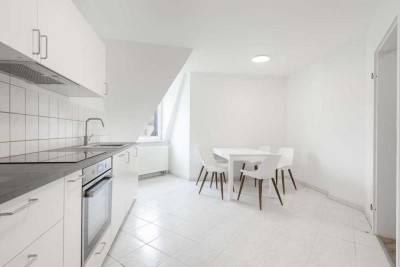 Neu Renoviertes & teilmöbliertes WG Zimmer in einer 3-Zimmer-WG-Wohnung in N-Süd!!!