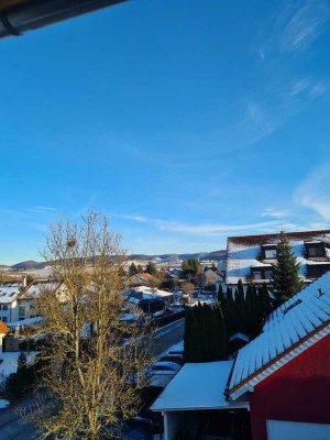 Schöne und sonnige 2 Zimmer Wohnung mit Einbauküche, Balkon und Aussicht