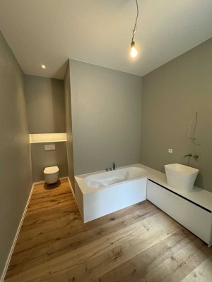 Newly renovated, spacious 4-room apartment with  balconys/new kitchen/Parking Spots