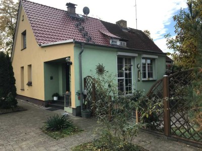 Gepflegte Doppelhaushälfte mit großem Garten und Garage in Wustrau