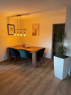 Stilvolle, vollst. renovierte 3-Zimmer-Erdgeschosswohnung mit geh. Innenausstattung mit Balkon