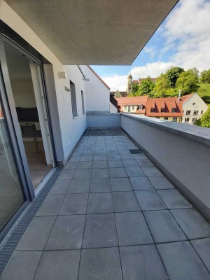 Moderne 2-Zimmer Dachgeschosswohnung mit Terrasse und Schloßblick