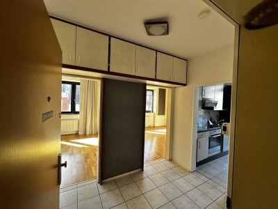 Stilvolle, sanierte 2-Zimmer-Wohnung mit Balkon und Einbauküche in Aachen