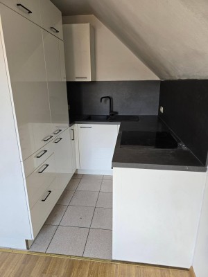 R E S E R V I E R T!! MODERNE DACHGESCHOSSWOHNUNG IN ZENTRUMSNÄHE!