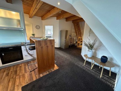 Möblierte Luxus 3-Zimmer DG-Wohnung, renoviert, Garten, Wassergrundstück