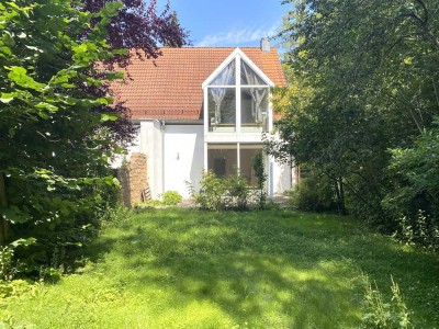 Lichtdurchflutetes Atelierhaus mit schönem Garten nahe dem Erdinger Zentrum, bezugsfrei